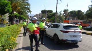 Trafik polisleri Marmariste hem uyardı, hem çikolata dağıttı