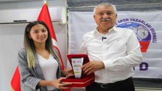 TSYDden İHA muhabiri Elif Ayşenur Baya ödül