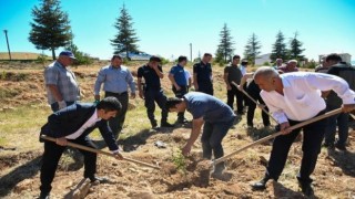 Tufanbeylide 15 Temmuzda fidanlar toprakla buluştu