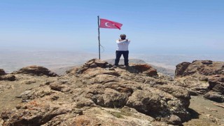 Türk bayrağı Erek Dağının 3 bin 200 rakımlı bölgesinde dalgalanıyor