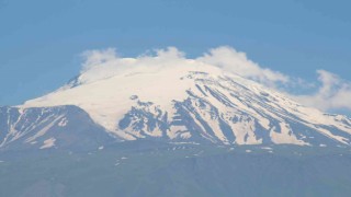 Türkiyenin en yüksek dağındaki karlar erimeye başladı