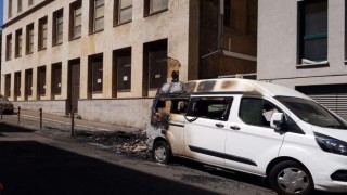 Türkiyenin Stuttgart Başkonsolosluğu aracı kundaklandı