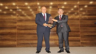 TÜRKSAVdan Başkan Pekmezciye “Türk Dünyasına Hizmet” ödülü