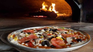 Uğur Usta, İtalyan pizzasını odun ateşinde farklı bir tat verdi