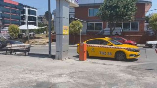 Ümraniyede taksi durağını birbirine kattı: Çay döktü, kafa attı