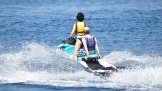 Ünlü Oyuncu Merve Boluğur'dan jet ski şov
