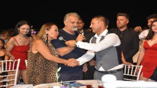 Ünlü sanatçılar lüks konutların pazarlığını sahnede yaptı