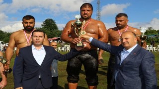 Ünyedeki yağlı pehlivan güreşlerinde başpehlivan Recep Kara oldu