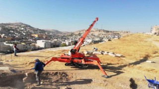 Urfa Kalesinde sürdürülen kazı çalışmalarına vinç desteği