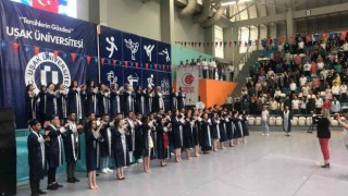 Uşak Üniversitesi öğrencileri, İstiklal Marşını işaret diliyle okuyarak mezun oldu