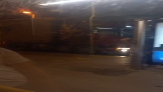Üsküdarda durakta yolcular Metrobüs beklerken Tır geldi