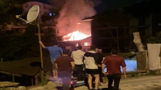 Üsküdarda iki katlı bina alevlere teslim oldu