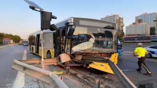 Üsküdarda servis aracının sıkıştırdığı İETT otobüsü bariyerlere ok gibi saplandı