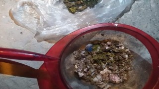 Uyuşturucu baskınında sifon sesi yakayı ele verdi