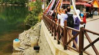 Uzungöl kenarına dökülen moloz yığını kötü görüntü oluşturuyor