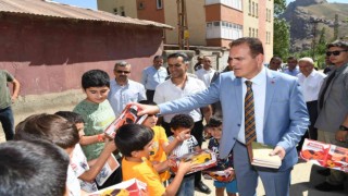 Vali Akbıyık, çocukları okumaya teşvik etmeye devam ediyor