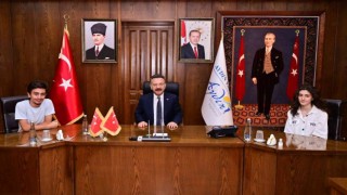 Vali Aksoy, başarılı öğrencileri ağırladı