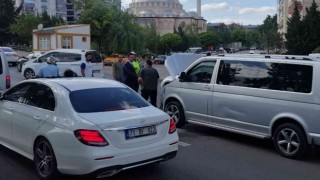 Vali, aracı yanan vatandaşın imdadına yetişti