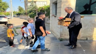 Vali Cenalp, elinde dondurma kutusuyla sokakta çocukların bayramını kutladı