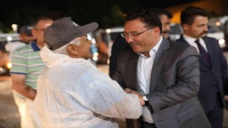 Vali Çiçekten, bayram temizliği yapan işçilere sürpriz
