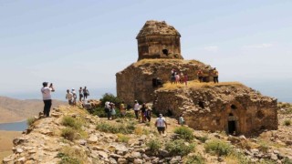 Van Denizi Yüzme Festivali renkli görüntülerle sürüyor