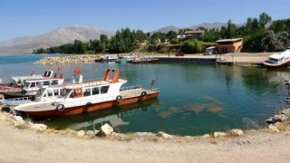 Van Gölü suyunun çekilmesiyle balıkçı tekneleri karaya oturdu