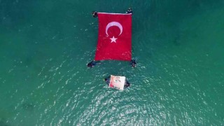 Van Gölünde dev Türk bayrağı dalgalandı