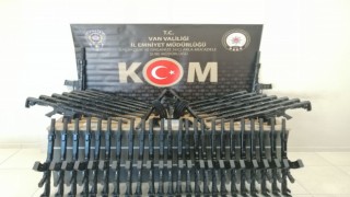 Vanda kaçak sigara, av tüfeği ve tabanca malzemesi ele geçirildi