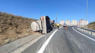 Virajı dönemeyen beton mikseri yan yattı, sürücüsü ağır yaralandı