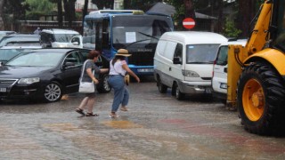 Yağmur aniden bastırdı, vatandaşlar zor anlar yaşadı