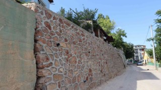 Yağmurda hasar alan istinat duvarı yıkıldı, yenisi inşa edildi