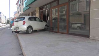 Yalovada kontrolden çıkan otomobil boş dükkana girdi