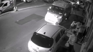 Yan baktın diyerek bir gence saldırdılar: O anlar kameraya yansıdı