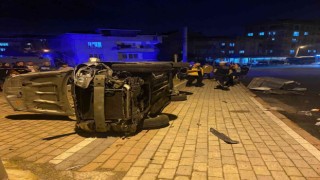 Yan yatan otomobili bırakıp kaza yerinden kaçtı