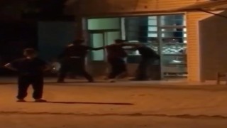Yaşlı adamı acımasızca dövdü