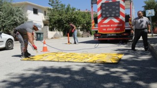 Yaya geçidi çizgileri boyanıyor