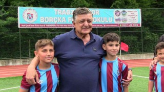 Yılmaz Vural, Borçka Trabzonspor Okulunu ziyaret etti