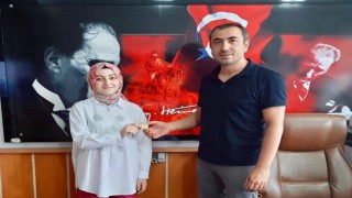 YKS ilçe birincisi olan öğrenci altın ile ödüllendirildi