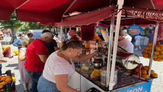 Yoğun işten dolayı ailecek sifon limonata tezgâhının başına geçtiler