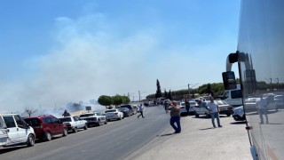 Yol kenarındaki ot yangını kontrol altına alındı