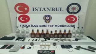 Yol uygulamasında durdurulan otomobilden cephanelik çıktı