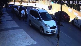 Yola kontrolsüz çıkan aracın neden olduğu zincirleme kazada faciadan dönüldü