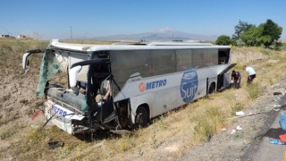 Yolcu otobüsü yoldan çıktı: 1i ağır 17 yaralı
