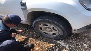 Yolda kalan Çetinkaya ailesinin yardımına jandarma koştu