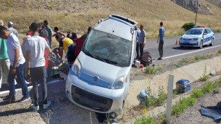 Yoldan çıkan araç su kanalına girdi; 1 ölü 5 yaralı