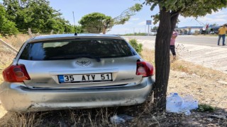 Yoldan çıkan otomobil ağaca çarptı: 4 yaralı