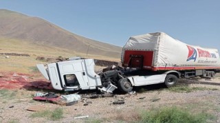 Yoldan çıkan tırın çekici bölümü hurdaya döndü