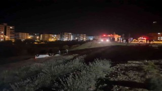 Yolu karıştıran otomobil dere yatağına uçtu; 2 yaralı