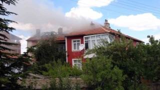 Yozgatta çıkan yangında 3 katlı binanın çatısı kullanılamaz hale geldi