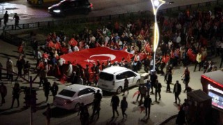 Yüksekovada binlerce kişi dev Türk bayrağıyla 15 Temmuz Demokrasi ve Milli Birlik Günü yürüyüşüne katıldı